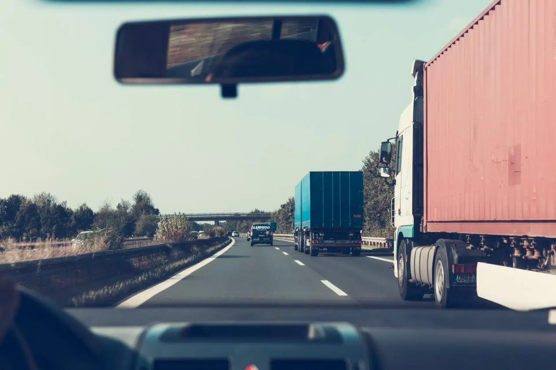 what to look for in a truck accident lawyer image